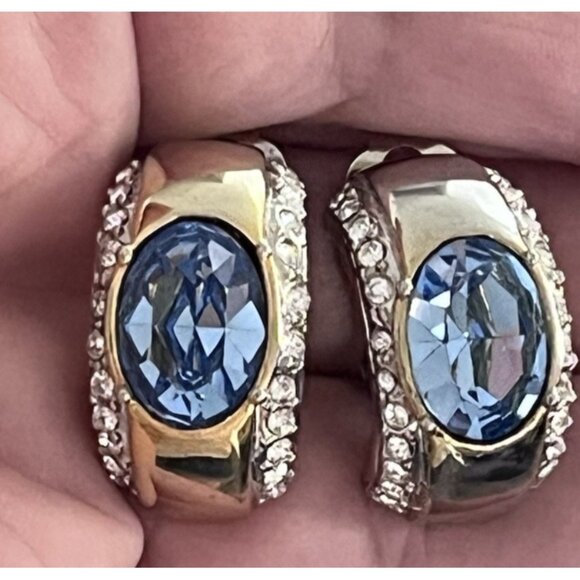 Vintage 90s Mogul curved gold tone blue & clear rhinestone clip on earrings - Picture 6 of 9